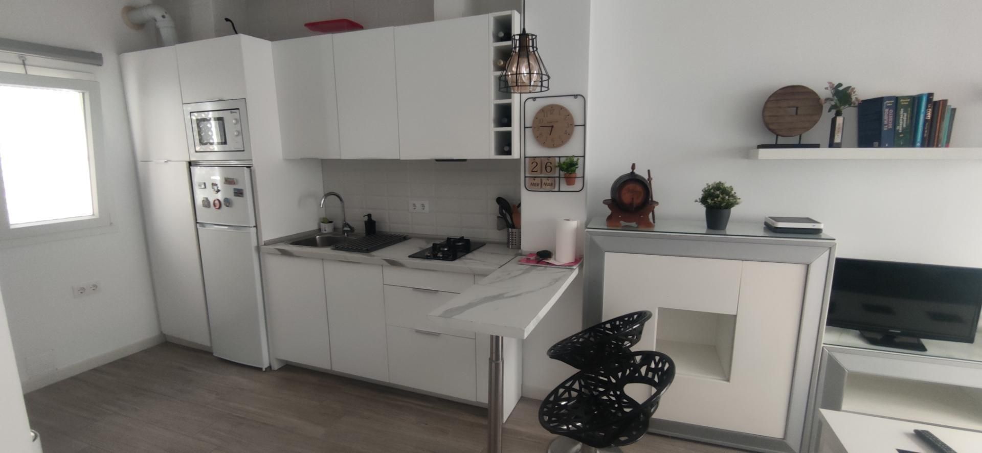 Cuina de Pis de lloguer en Chiclana de la Frontera amb Moblat, Forn i Rentadora