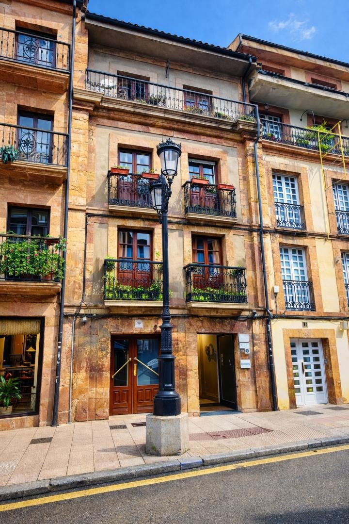 Vista exterior de Pis en venda en Oviedo  amb Calefacció, Parquet i Moblat