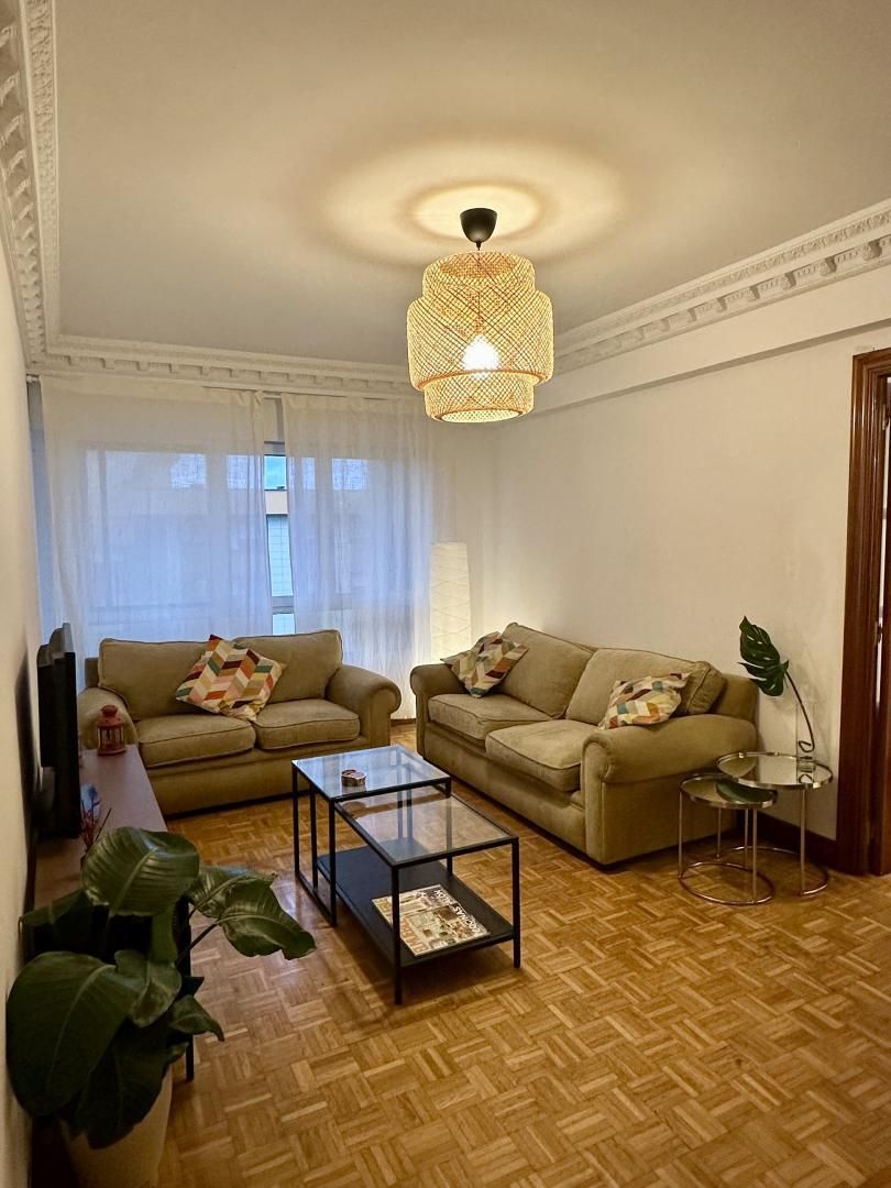 Pis en venda a Artazagane Auzoa, 1080, Aldekoena - Artatzagana - Sarriena Sala d'estar de Pis en venda en Leioa amb Terrassa i Balcó