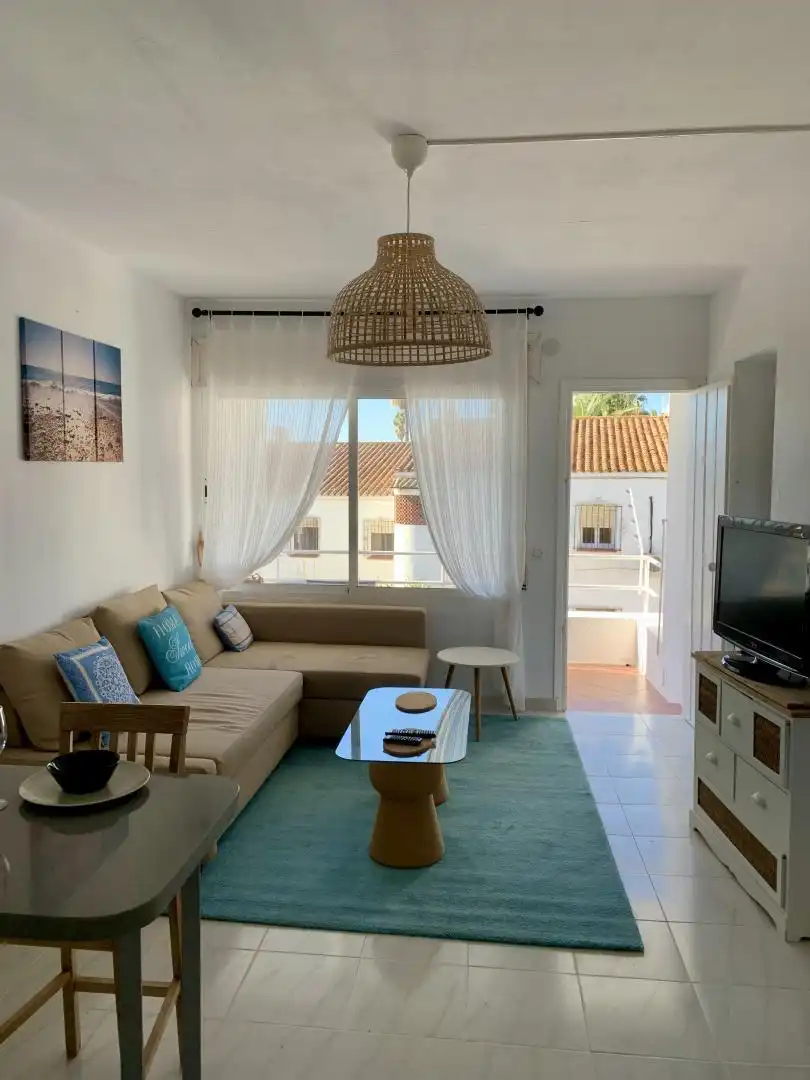 Wohnung zum Verkauf in Urbanización Punta Europa, 43b, Torreguadiaro - San Diego Wohnzimmer von Wohnung zum Verkauf in Sotogrande mit Klimaanlage, Terrasse und Balkon