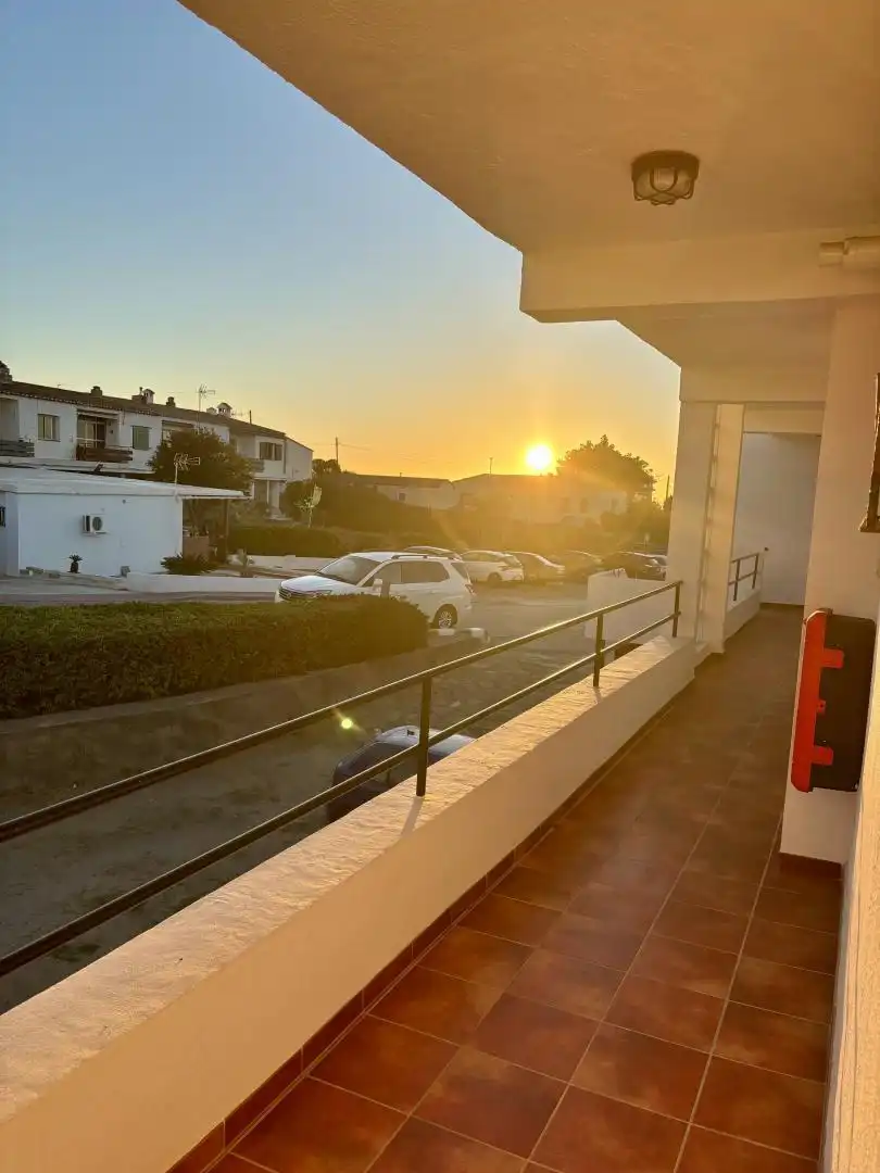 Wohnung zum Verkauf in Urbanización Punta Europa, 43b, Torreguadiaro - San Diego Außenansicht von Wohnung zum Verkauf in Sotogrande mit Klimaanlage, Terrasse und Balkon
