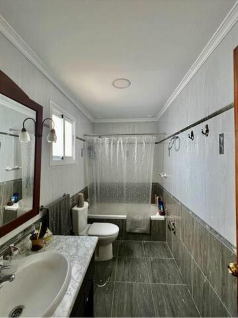 Bany de Casa o xalet per a compartir en Rota amb Calefacció, Terrassa i Moblat