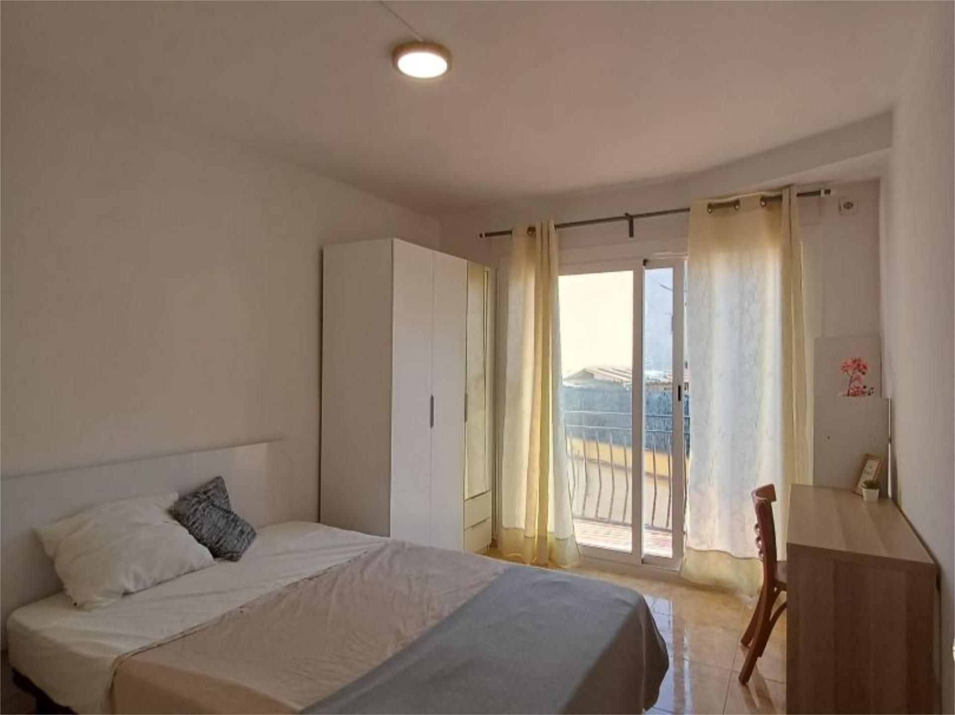 Dormitori de Pis per a compartir en Santa Coloma de Gramenet amb Aire condicionat, Moblat i Balcó