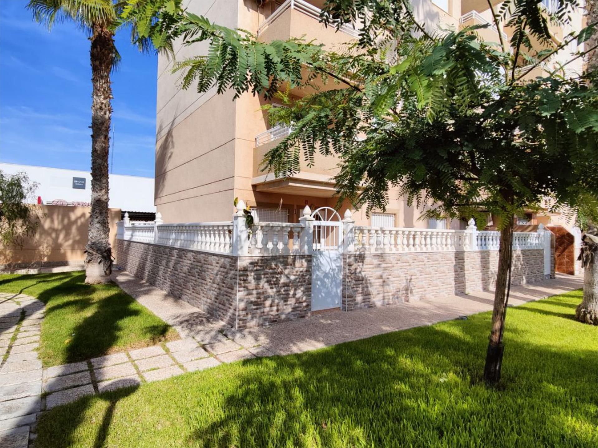 Vista exterior de Pis en venda en Torrevieja amb Terrassa i Piscina