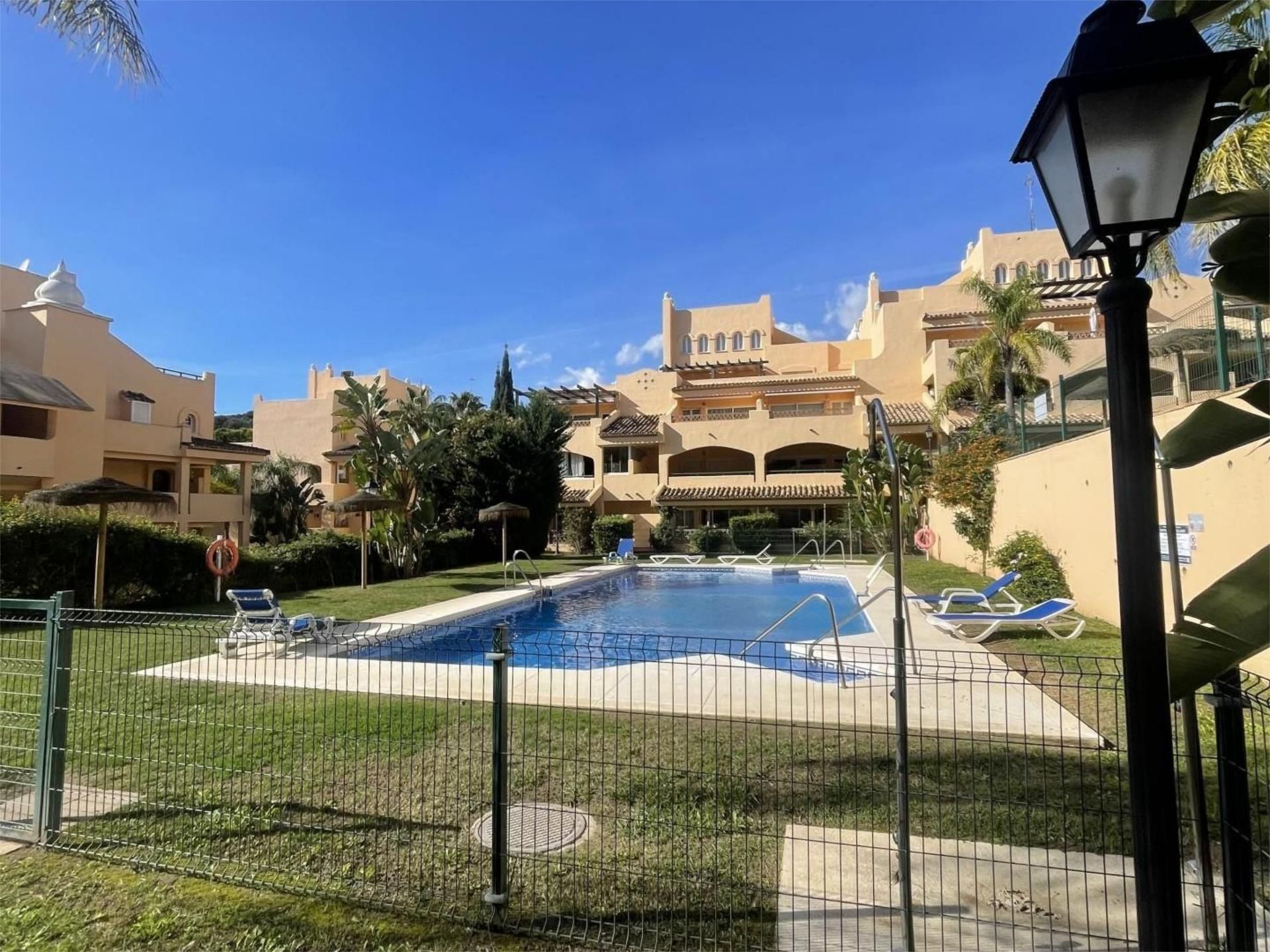 Vista exterior de Pis en venda en Marbella amb Aire condicionat, Terrassa i Piscina