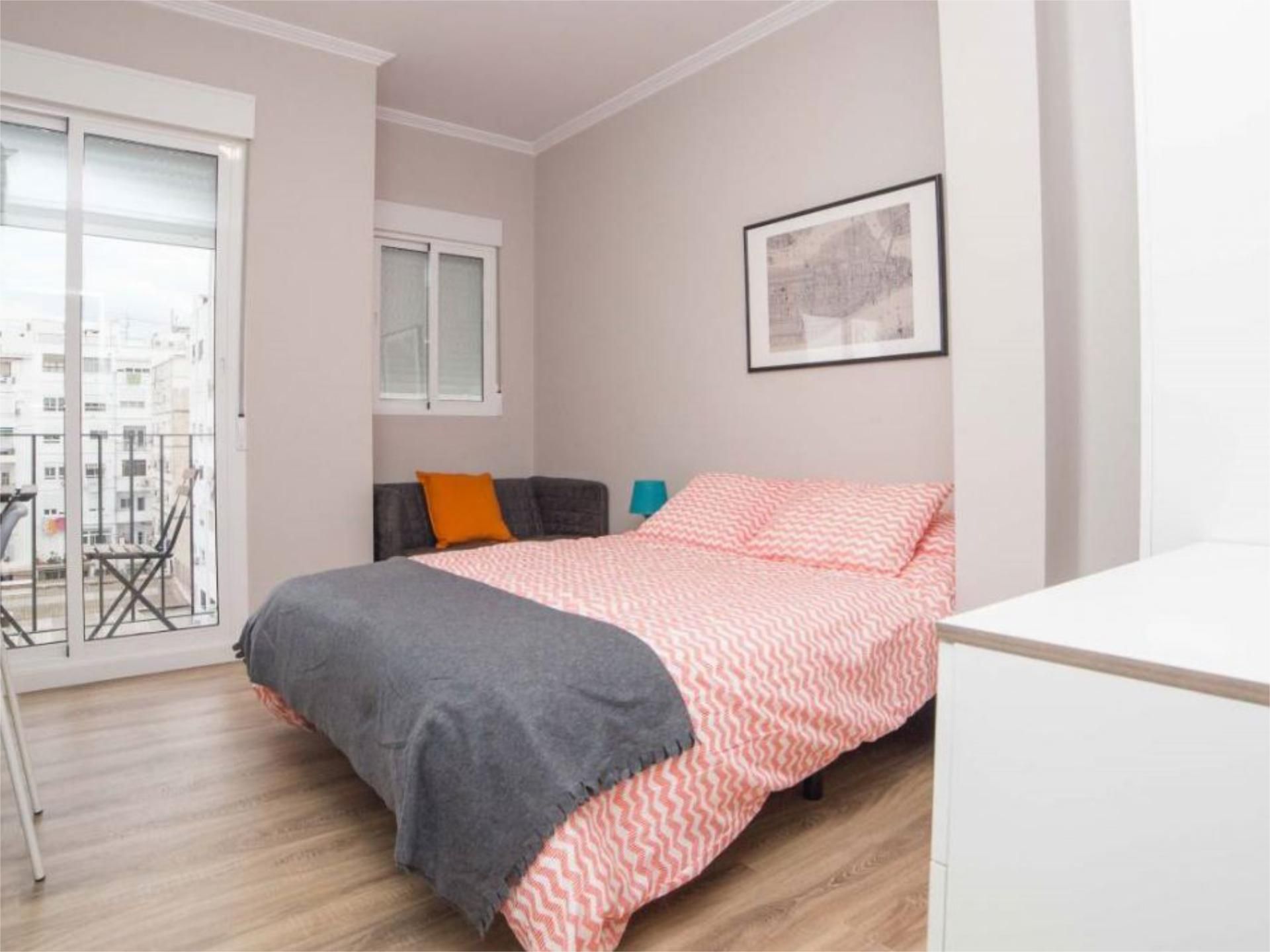 Attic to share in Carrer del Comte d'Altea, 52, Gran Via Bedroom of Attic to share in Valencia Capital with Terrace, Furnished and Balcony