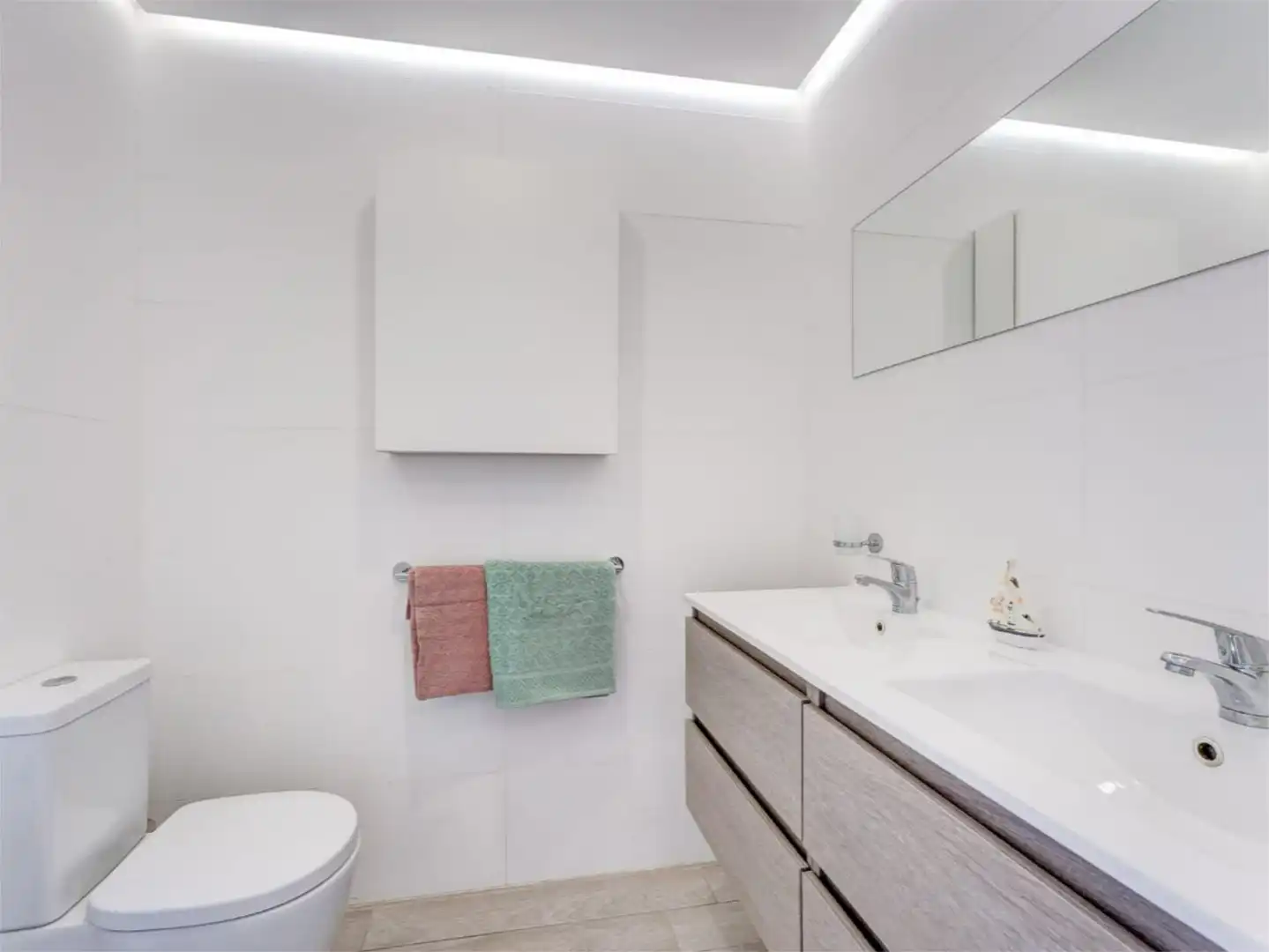 Apartamento en venta en Calle Aljibe, 9, Callao Salvaje - Playa Paraíso Baño de Apartamento en venta en Adeje con Aire acondicionado, Terraza y Piscina