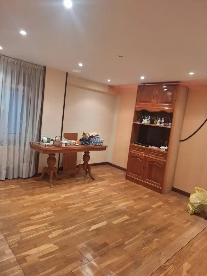 Menjador de Pis en venda en Oviedo  amb Calefacció, Parquet i Traster