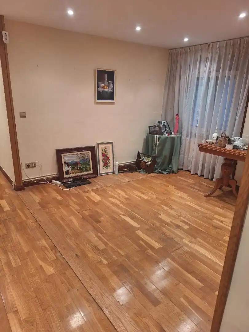 Sala d'estar de Pis en venda en Oviedo  amb Calefacció, Parquet i Traster