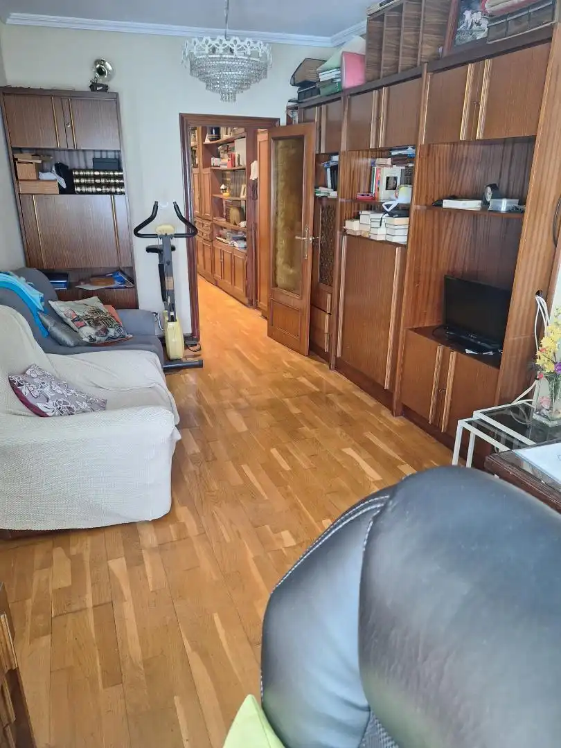 Sala d'estar de Pis en venda en Oviedo  amb Calefacció, Parquet i Traster