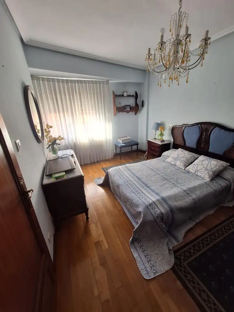 Dormitori de Pis en venda en Oviedo  amb Calefacció, Parquet i Traster