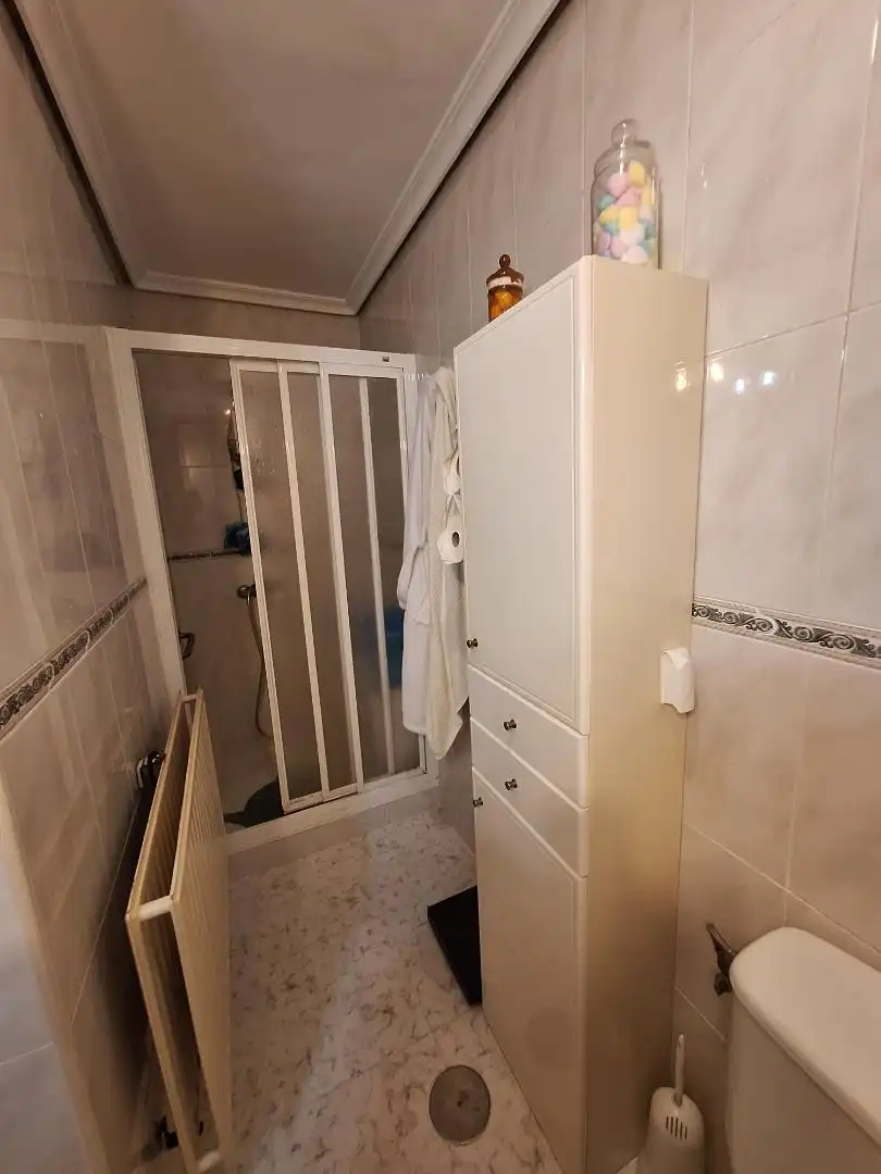 Bany de Pis en venda en Oviedo  amb Calefacció, Parquet i Traster