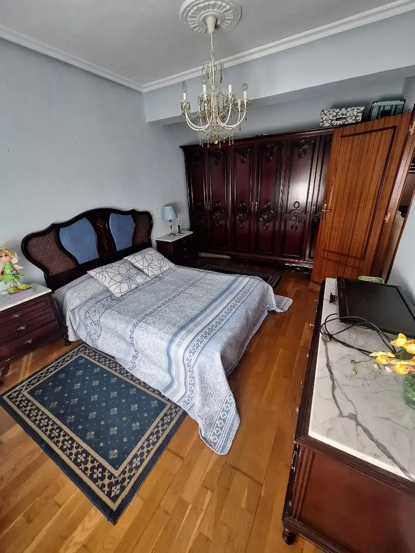 Dormitori de Pis en venda en Oviedo  amb Calefacció, Parquet i Traster
