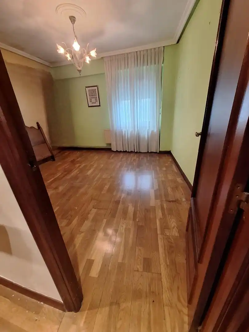 Dormitori de Pis en venda en Oviedo  amb Calefacció, Parquet i Traster