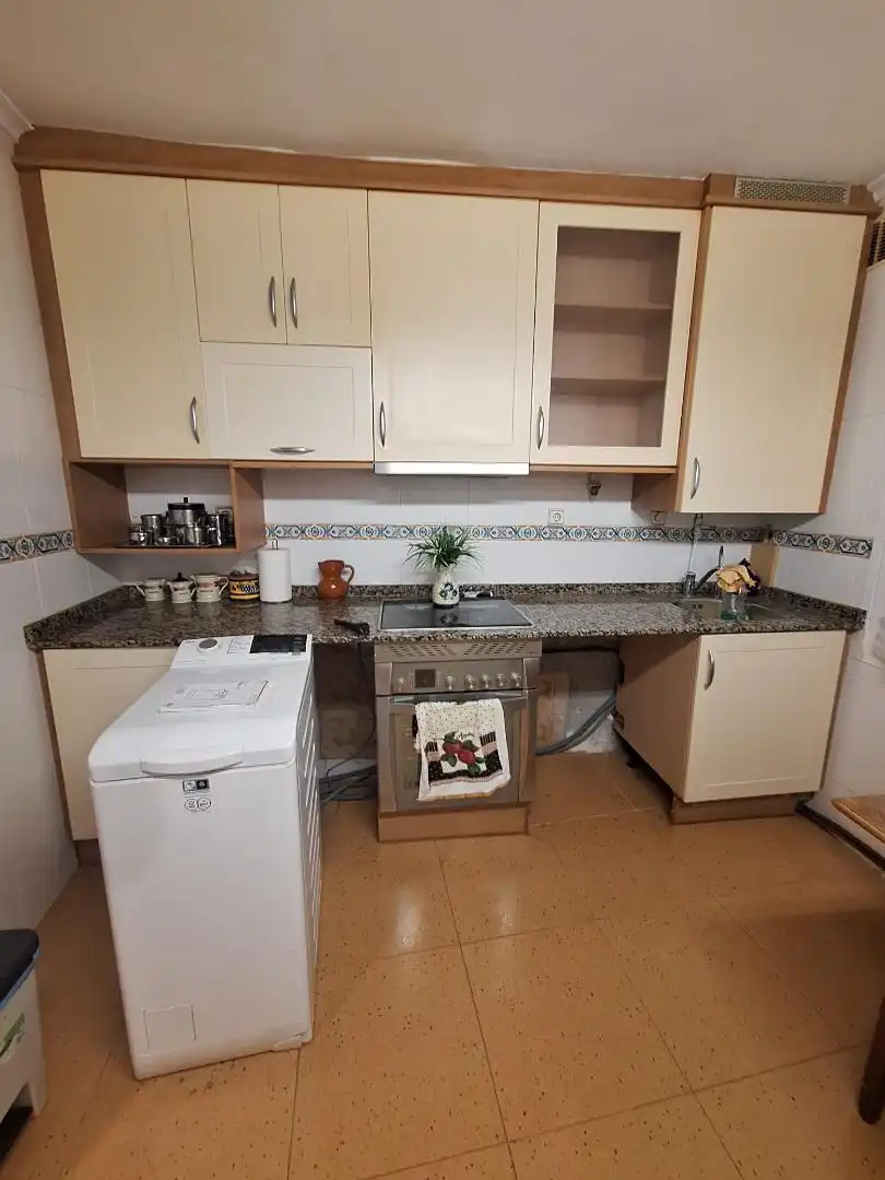 Cuina de Pis en venda en Oviedo  amb Calefacció, Parquet i Traster