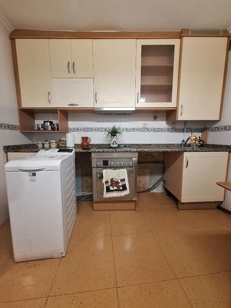 Cuina de Pis en venda en Oviedo  amb Calefacció, Parquet i Traster