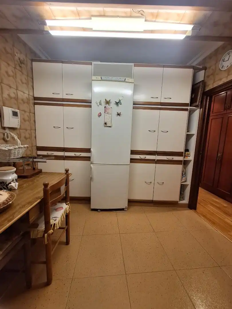 Cuina de Pis en venda en Oviedo  amb Calefacció, Parquet i Traster