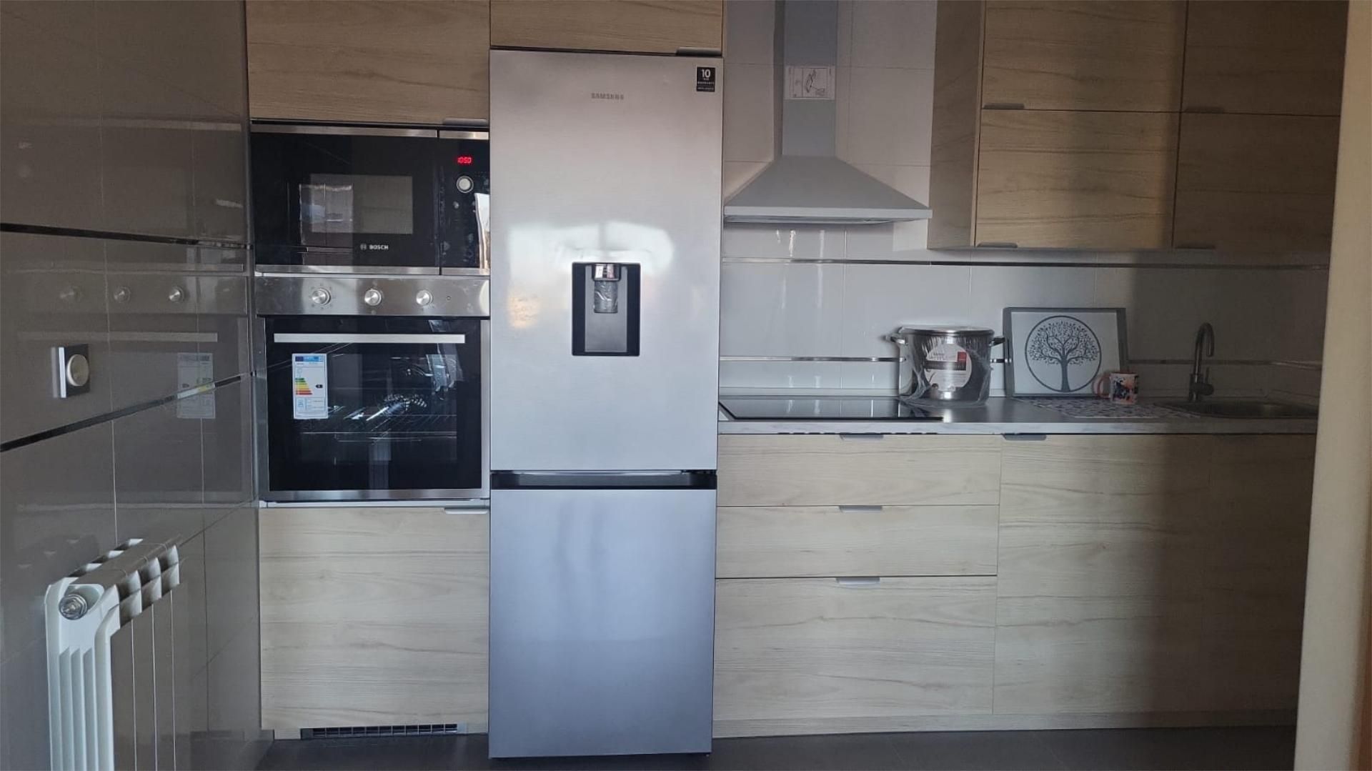 Pis de lloguer a Calle María Inmaculada, 25, Armunia Cuina de Pis de lloguer en León Capital amb Calefacció, Parquet i Piscina