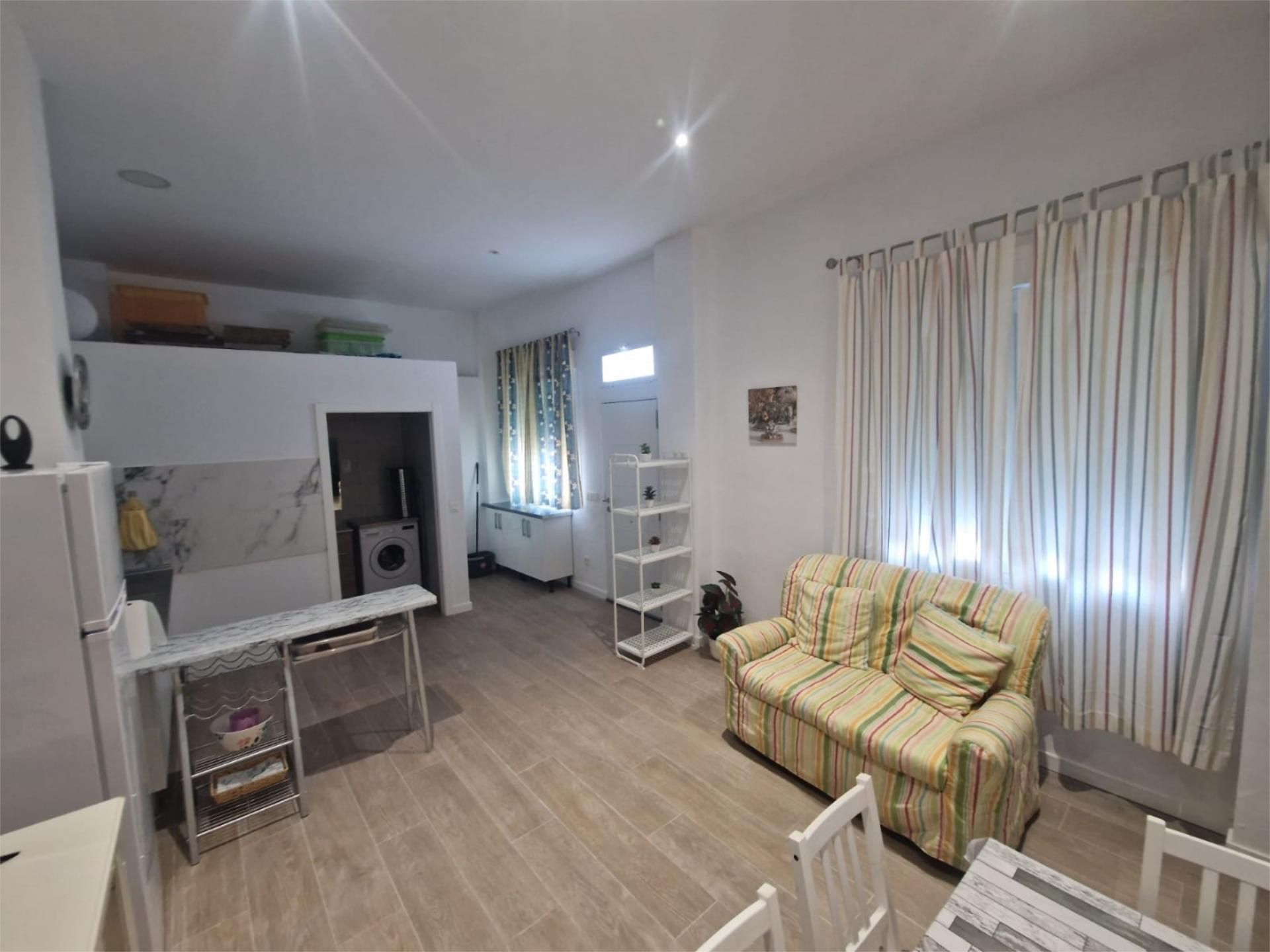 Sala d'estar de Estudi de lloguer en Málaga Capital amb Moblat, Rentadora i Microones