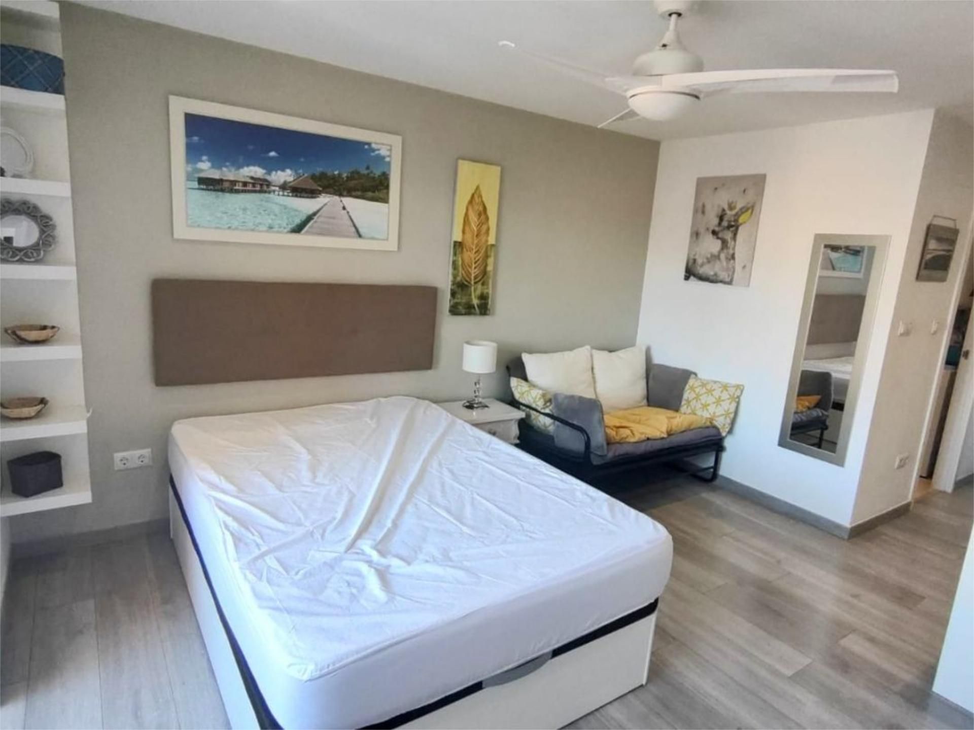 Dormitori de Pis de lloguer en Benalmádena amb Aire condicionat, Calefacció i Piscina