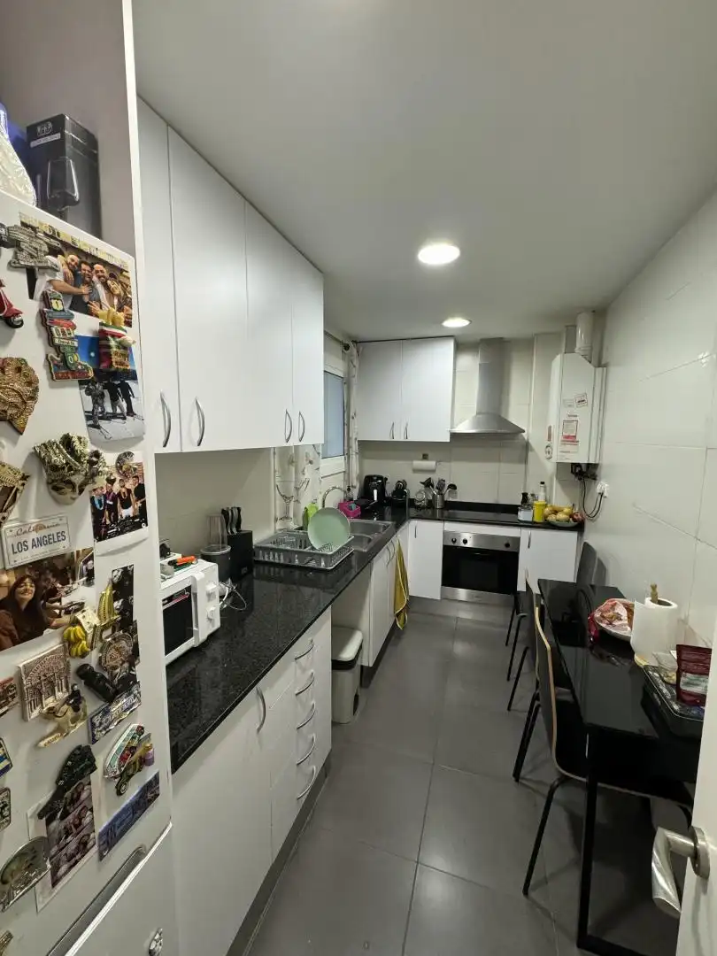 Habitació a Carrer de Casanova, 103, L'Antiga Esquerra de l'Eixample Cuina de Pis per a compartir en Barcelona amb Calefacció, Parquet i Terrassa