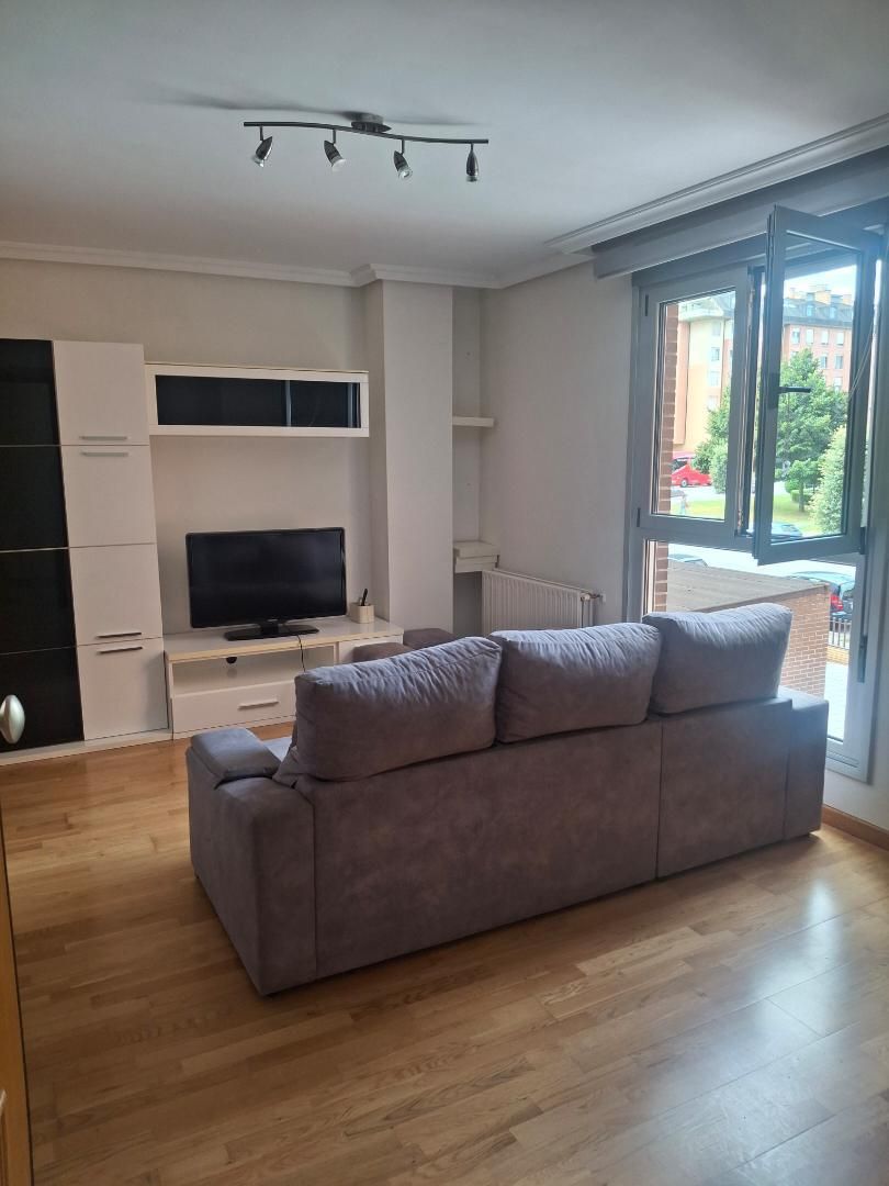 Sala d'estar de Pis de lloguer en Oviedo  amb Calefacció, Traster i Moblat