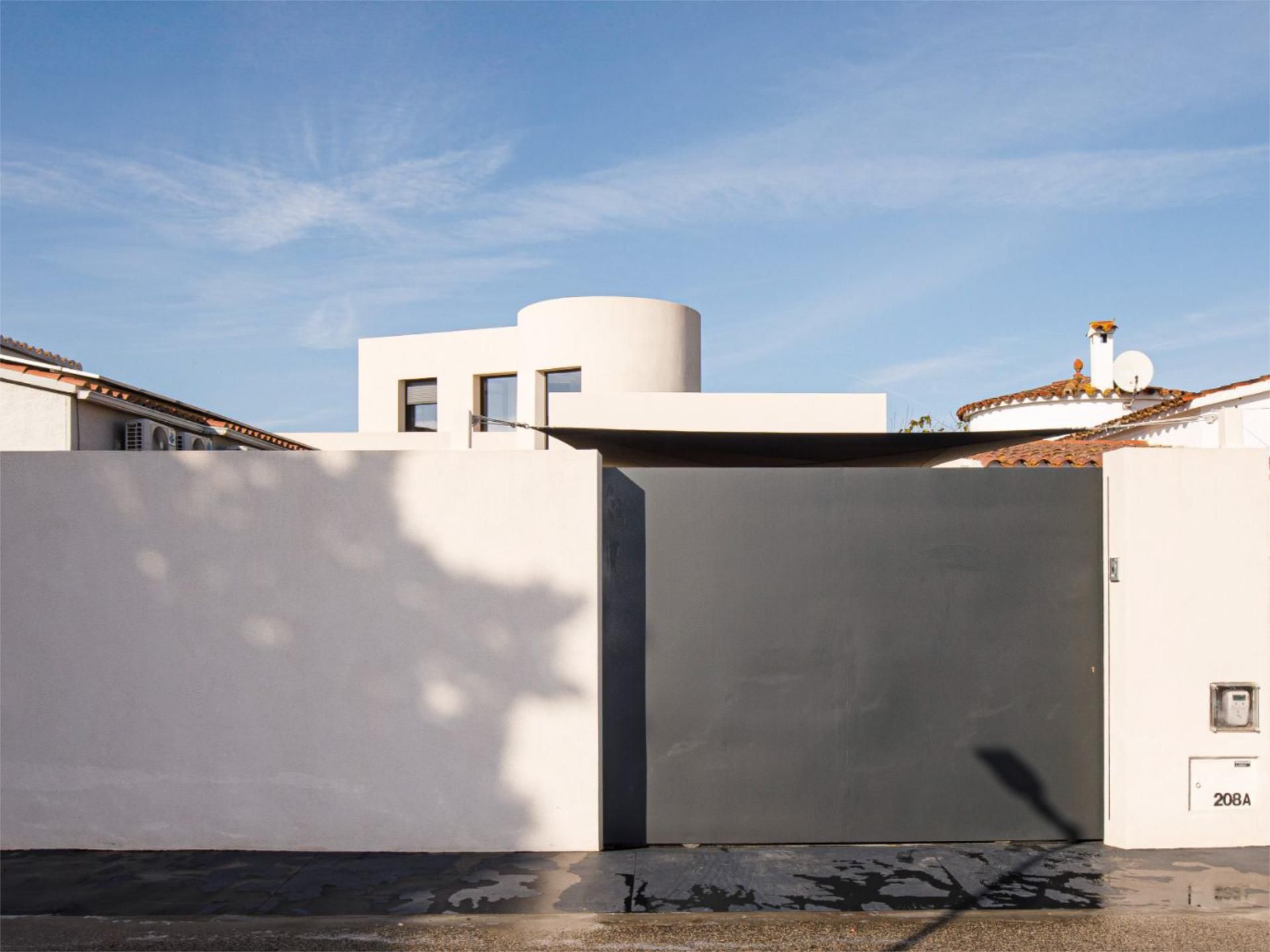 House or chalet for sale in Carrer Alberes, 208a, Alberes Exterior view of House or chalet for sale in Empuriabrava with Air Conditioner, Terrace and Swimming Pool