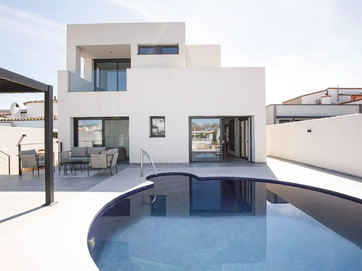 Vista exterior de Casa o xalet en venda en Empuriabrava amb Aire condicionat, Terrassa i Piscina