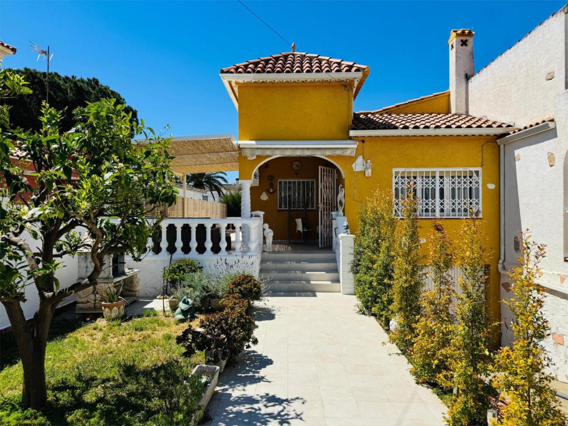 Vista exterior de Casa adosada de lloguer en Cambrils amb Aire condicionat, Calefacció i Jardí privat