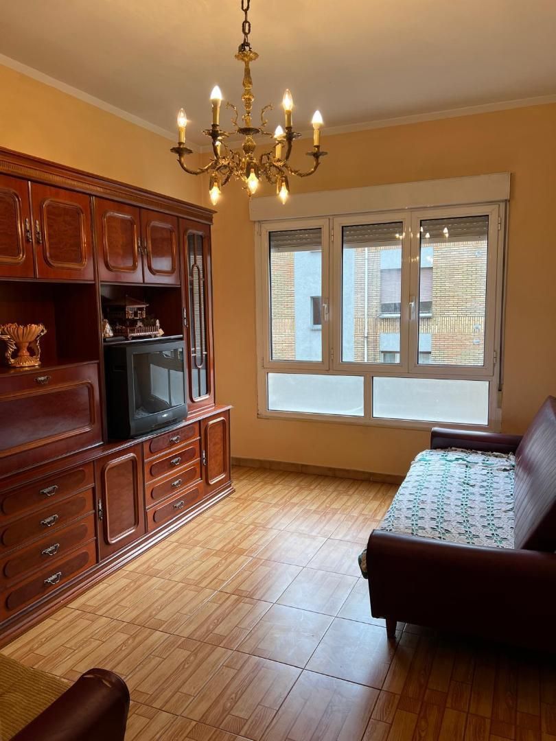 Dormitori de Pis en venda en Oviedo  amb Calefacció i Traster