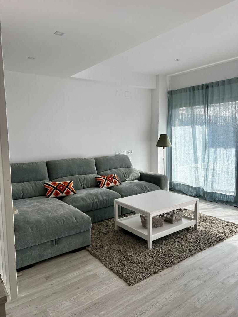 Sala de estar de Casa adosada en venta en Mairena del Aljarafe con Aire acondicionado, Calefacción y Jardín privado