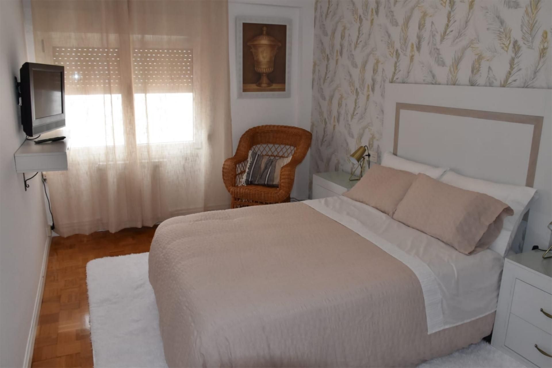 Dormitori de Pis de lloguer en Gijón  amb Calefacció, Parquet i Moblat