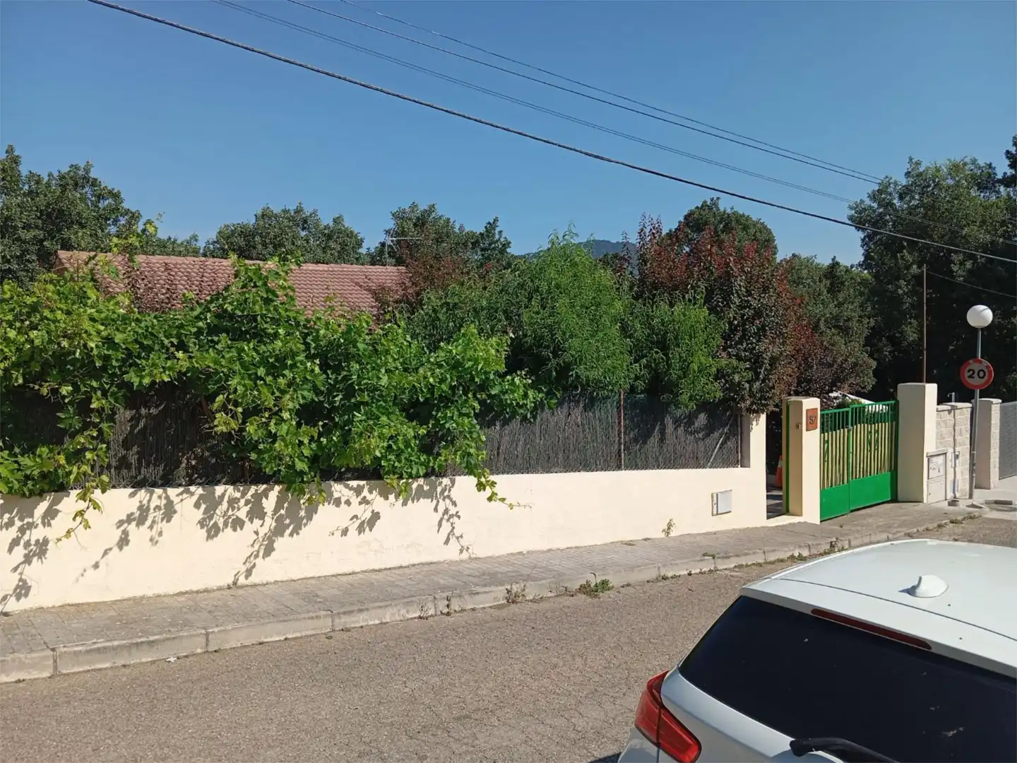 Außenansicht von Wohnung zum Verkauf in Navahondilla mit Klimaanlage, Heizung und Privatgarten