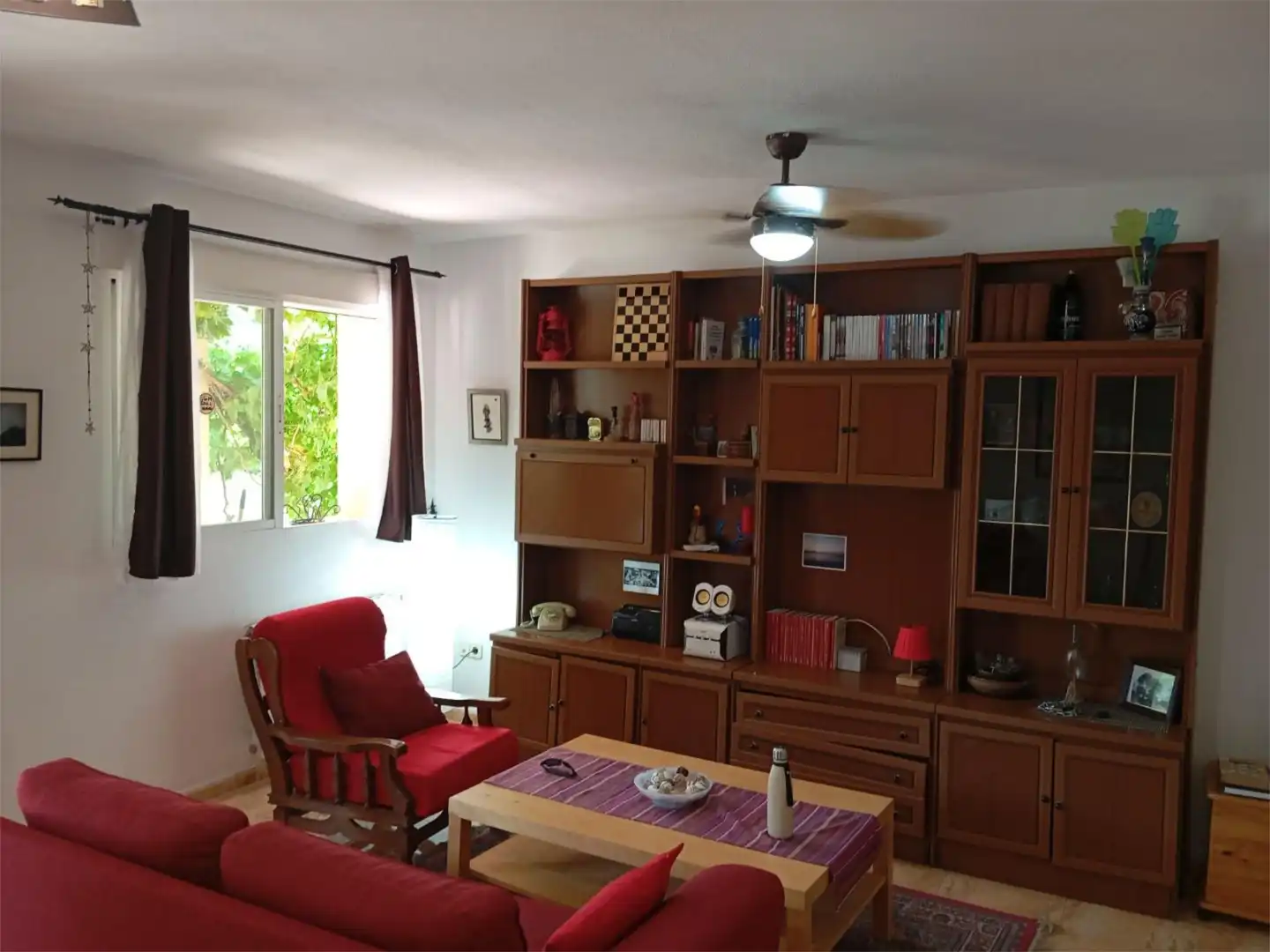 Wohnzimmer von Wohnung zum Verkauf in Navahondilla mit Klimaanlage, Heizung und Privatgarten