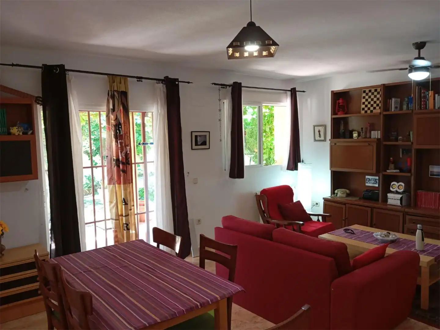 Wohnzimmer von Wohnung zum Verkauf in Navahondilla mit Klimaanlage, Heizung und Privatgarten