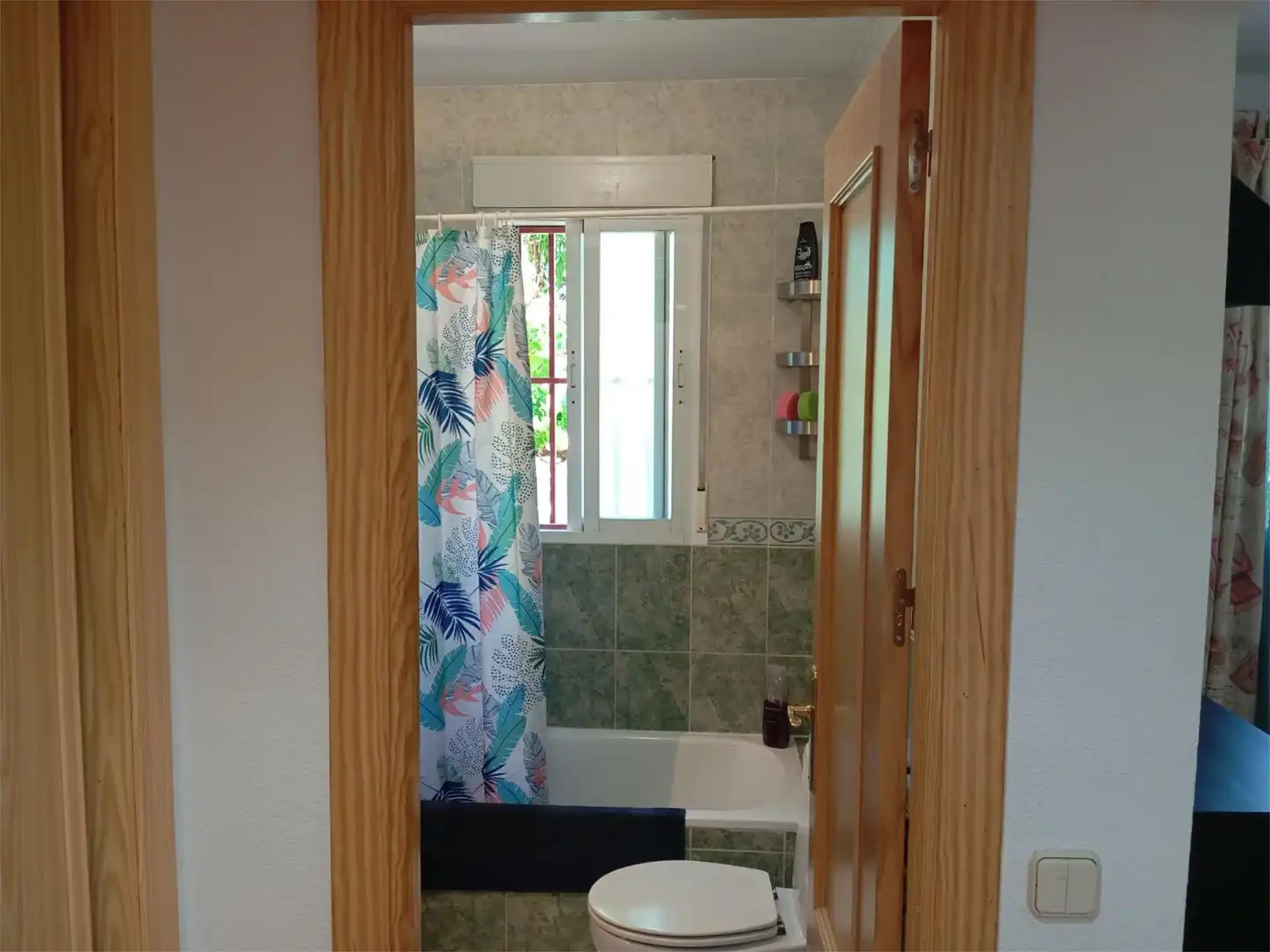 Badezimmer von Wohnung zum Verkauf in Navahondilla mit Klimaanlage, Heizung und Privatgarten