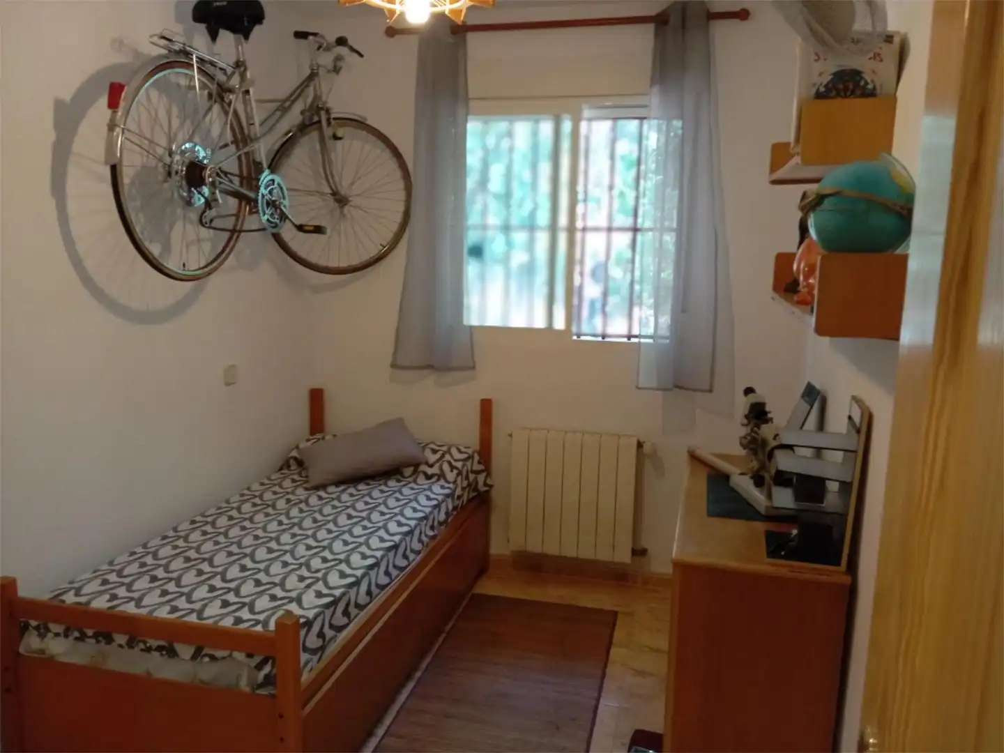 Schlafzimmer von Wohnung zum Verkauf in Navahondilla mit Klimaanlage, Heizung und Privatgarten