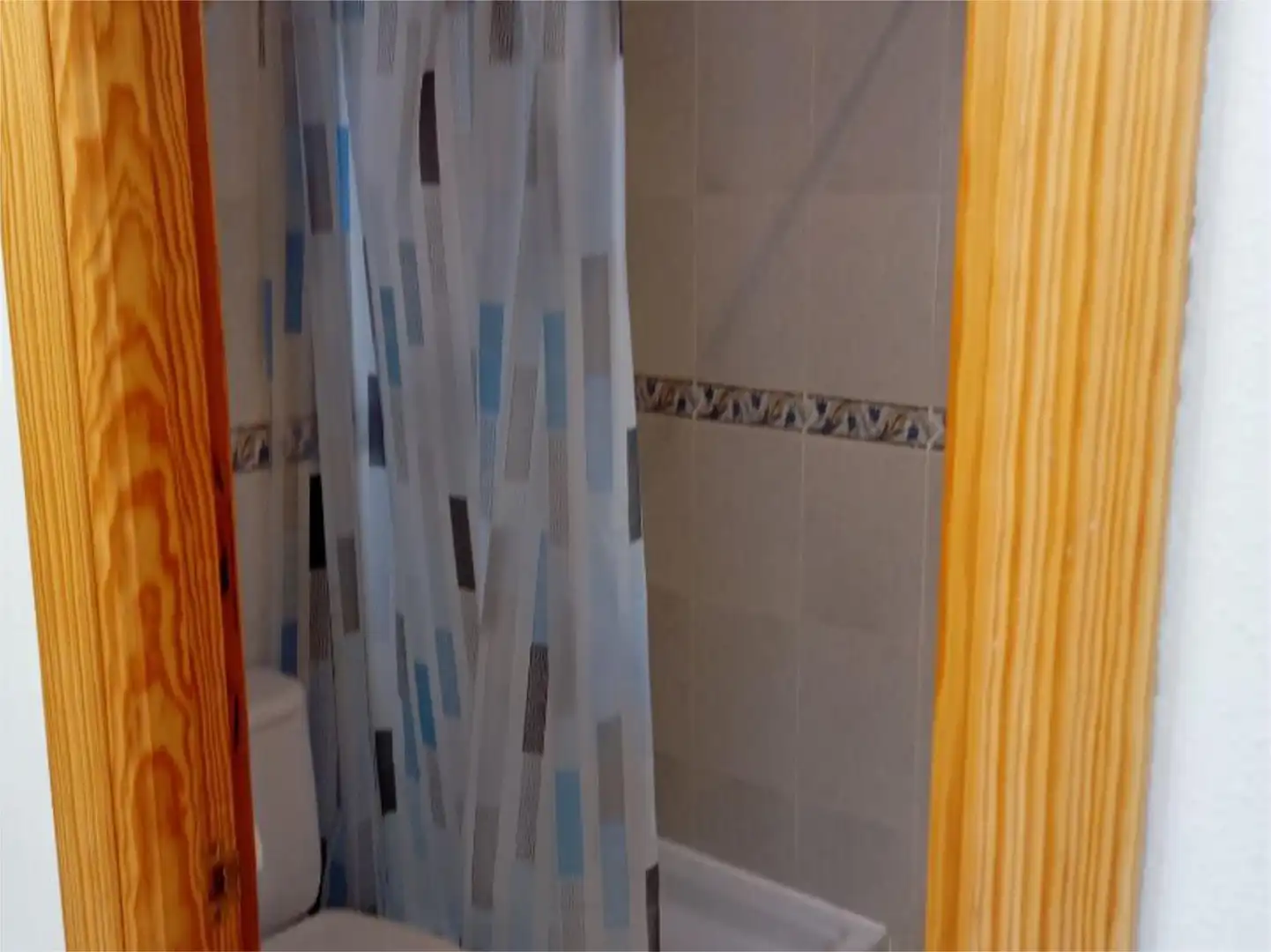 Badezimmer von Wohnung zum Verkauf in Navahondilla mit Klimaanlage, Heizung und Privatgarten