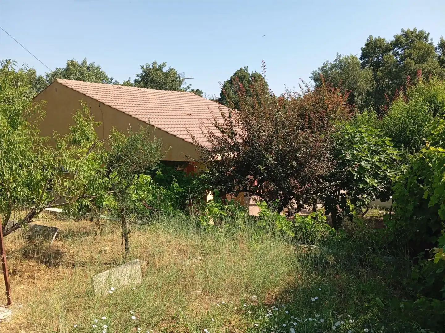 Wohnung zum Verkauf in Navahondilla mit Klimaanlage, Heizung und Privatgarten