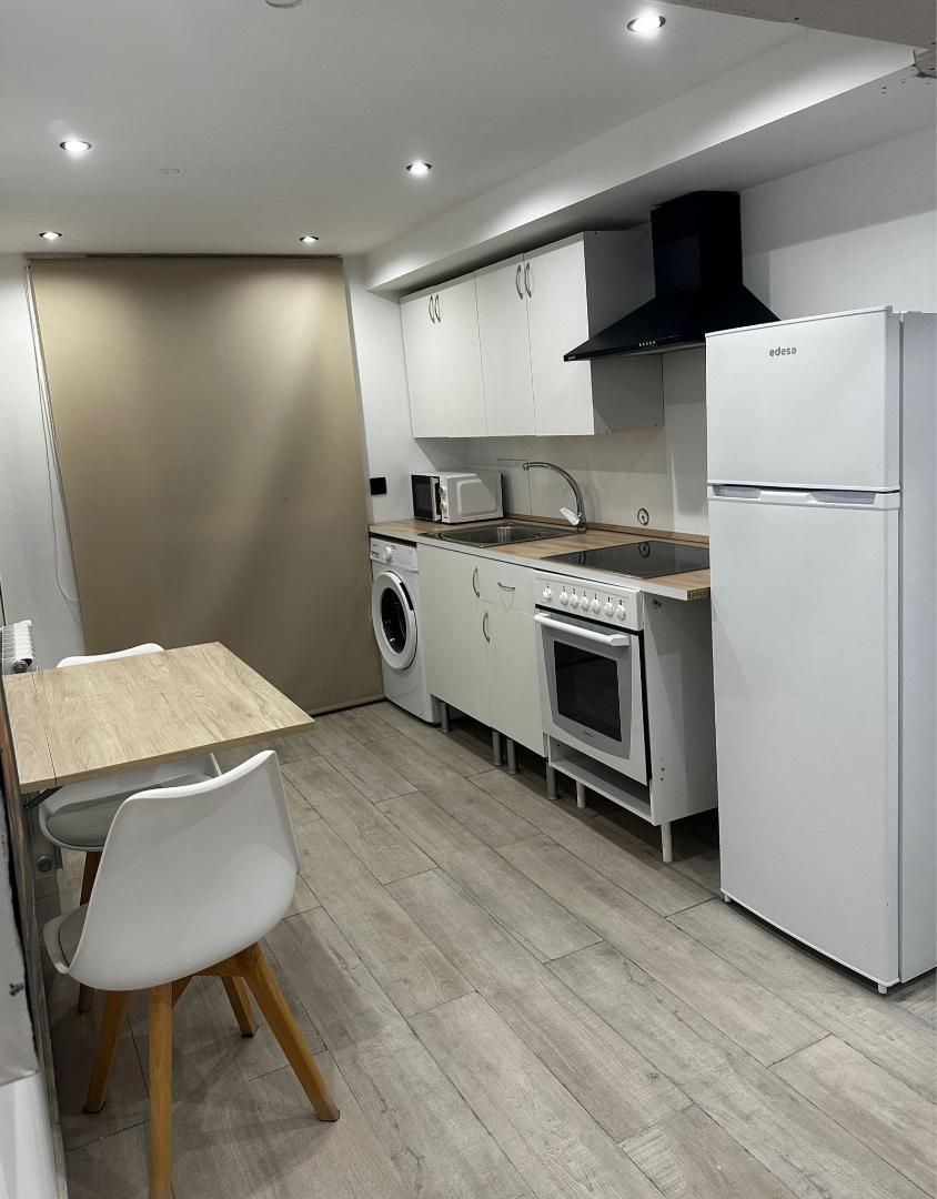 Estudi de lloguer a Plaza Cuatro Esquinas, 1, Villastar Cuina de Estudi de lloguer en Villastar amb Calefacció, Moblat i Forn