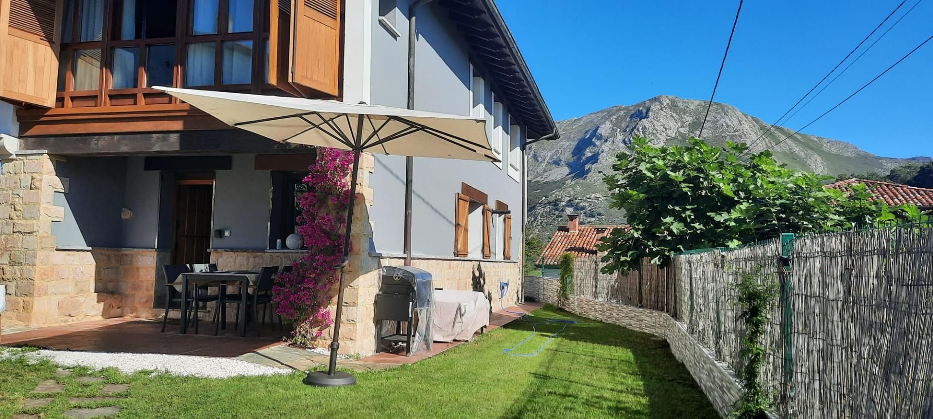 Vista exterior de Casa o xalet en venda en Llanes amb Terrassa i Balcó