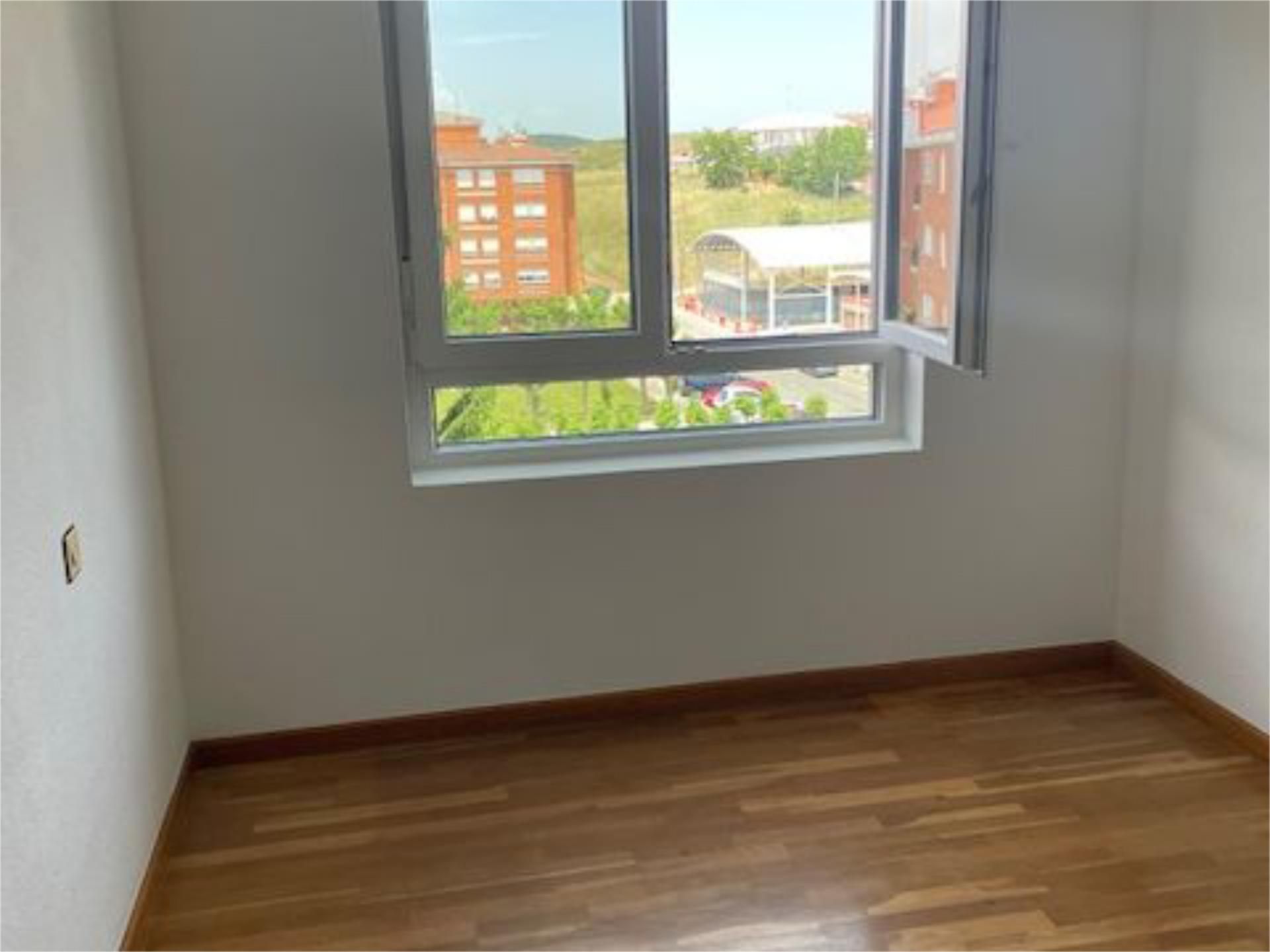 Dormitori de Pis de lloguer en León Capital  amb Calefacció, Parquet i Terrassa