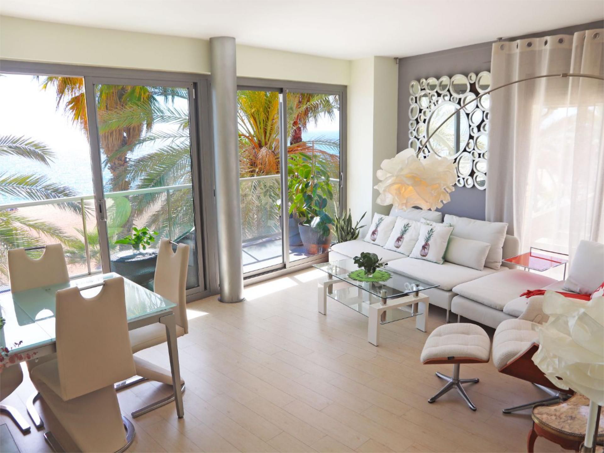 Pis de lloguer a Passeig Marítim, 23, Port Sala d'estar de Pis de lloguer en Badalona amb Aire condicionat, Calefacció i Jardí privat