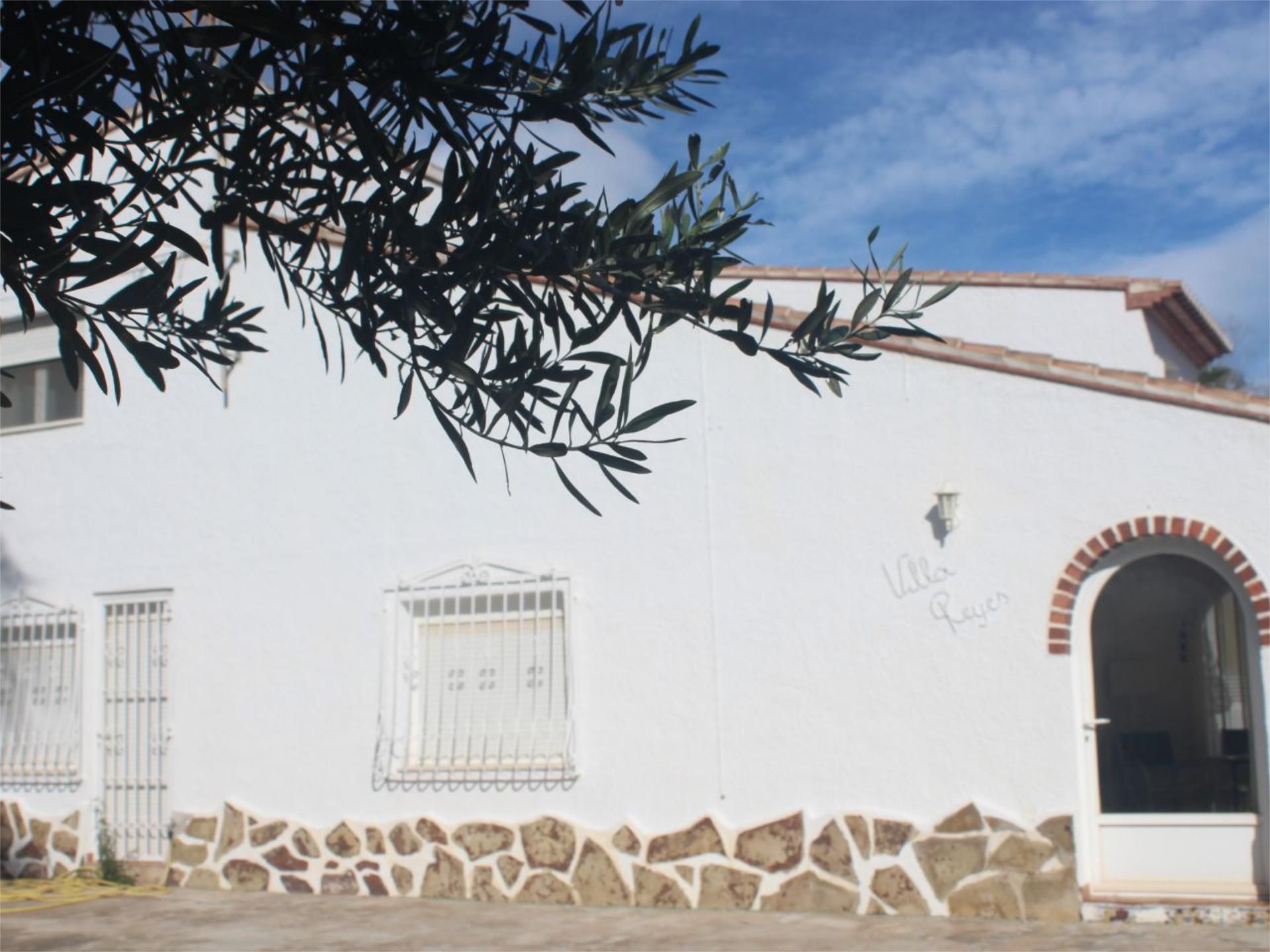 Vista exterior de Casa o xalet en venda en Dénia amb Aire condicionat, Calefacció i Jardí privat
