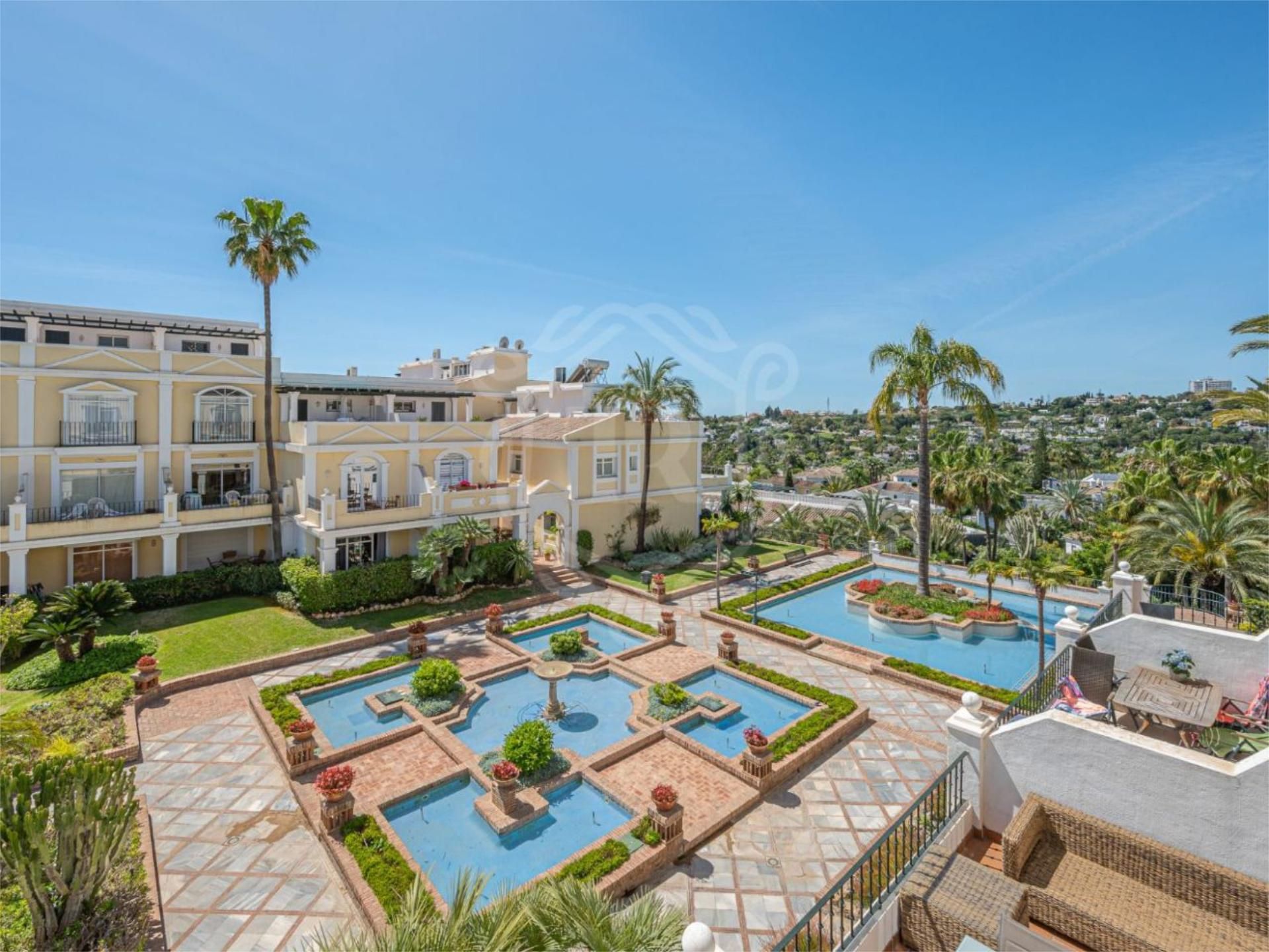 Vista exterior de Apartament en venda en Marbella amb Aire condicionat i Piscina