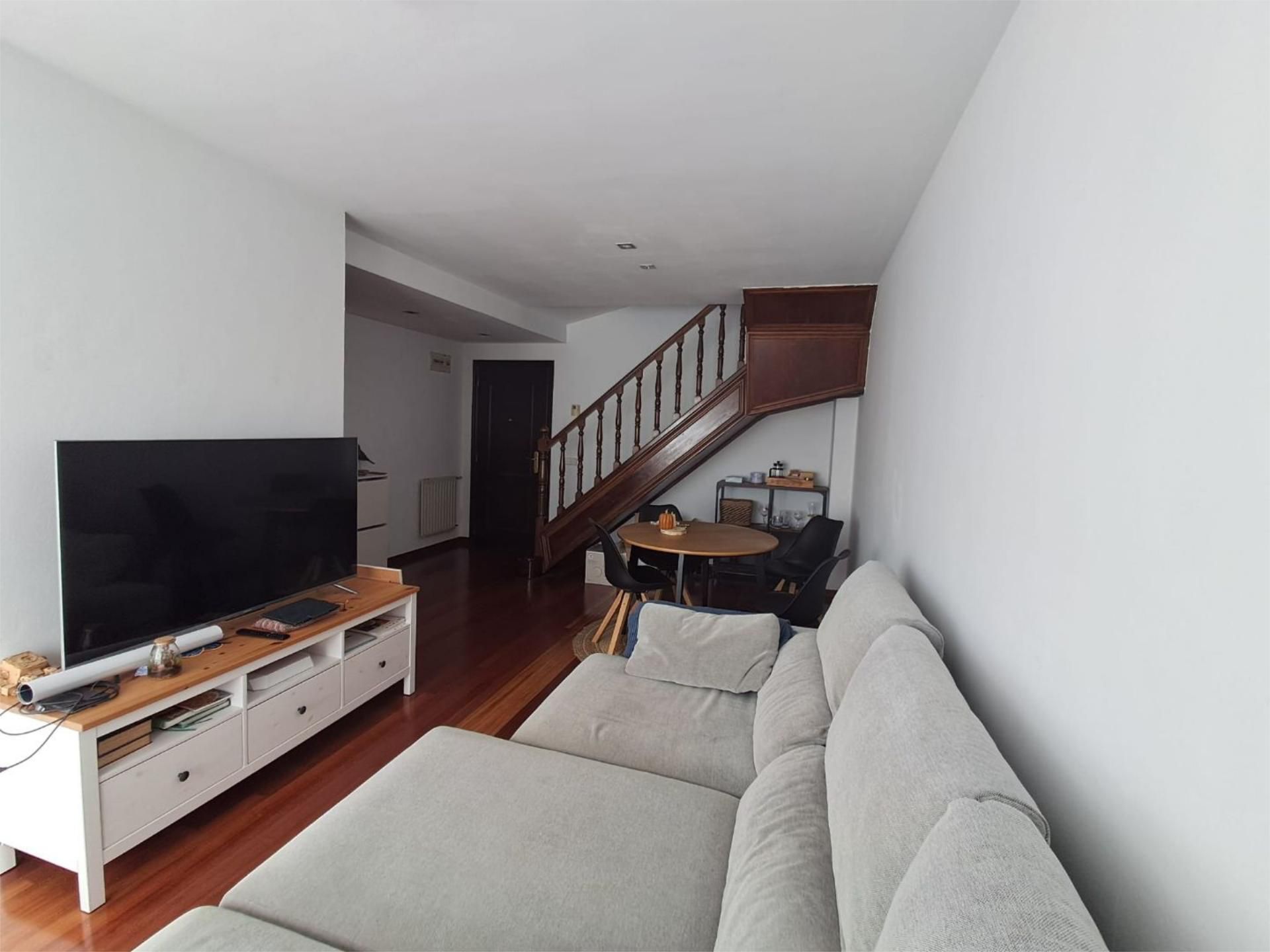 Sala d'estar de Pis de lloguer en Gijón  amb Calefacció, Jardí privat i Parquet