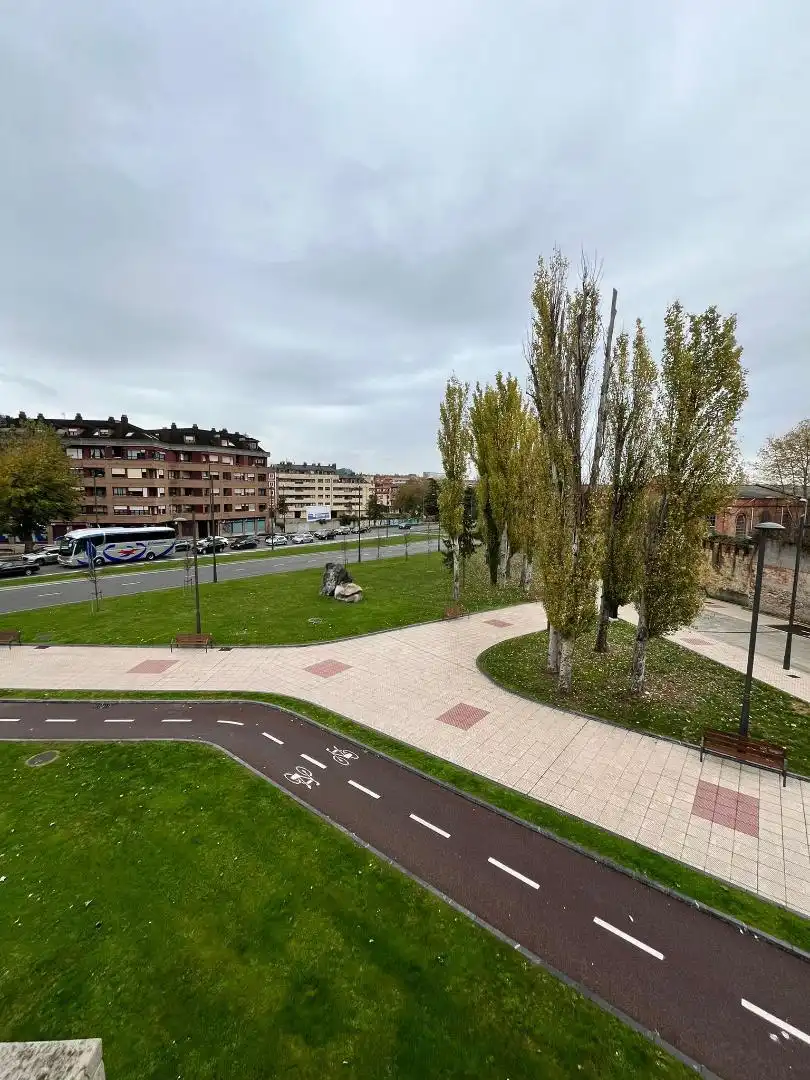Pis en venda a Marcelino Fernández, 9, Centro - Casco Histórico Vista exterior de Pis en venda en Oviedo amb Parquet, Moblat i Balcó