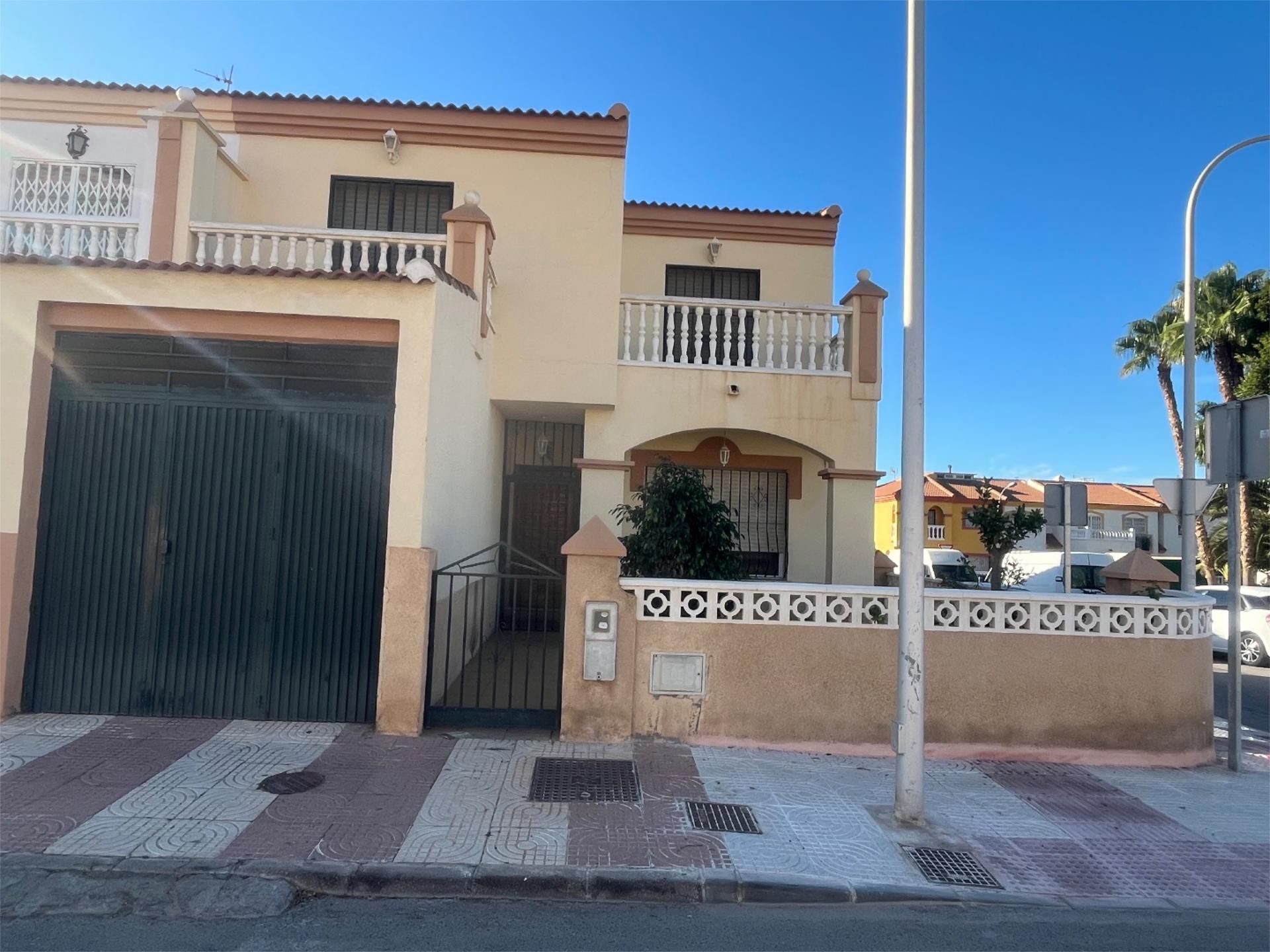 Vista exterior de Dúplex en venta en Roquetas de Mar con Jardín privado, Terraza y Balcón