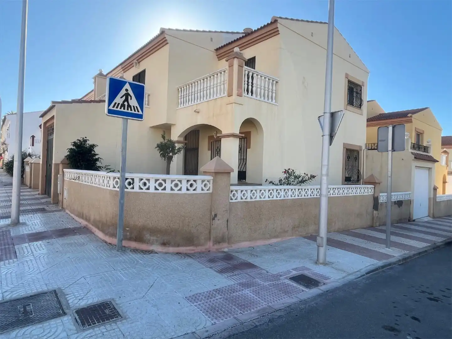 Duplexes for sale in Calle Sierra de Los Filabres, 13, El Parador de las Hortichuelas Exterior view of Duplexes for sale in Roquetas de Mar with Terrace and Balcony