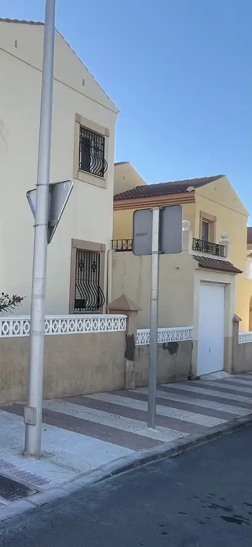 Dúplex en venta en Calle Sierra de los Filabres, 13, El Parador de las Hortichuelas Vista exterior de Dúplex en venta en Roquetas de Mar con Jardín privado, Terraza y Balcón